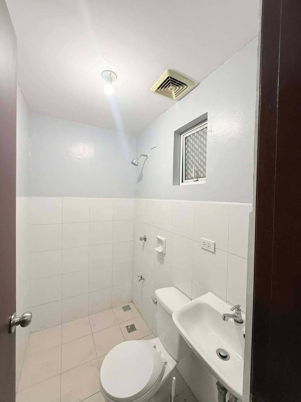 Studio type Bare Unit For Rent in Brgy Tejeros Makati City Very Near to Makati City Hall, Ayala Circ... - photo 3