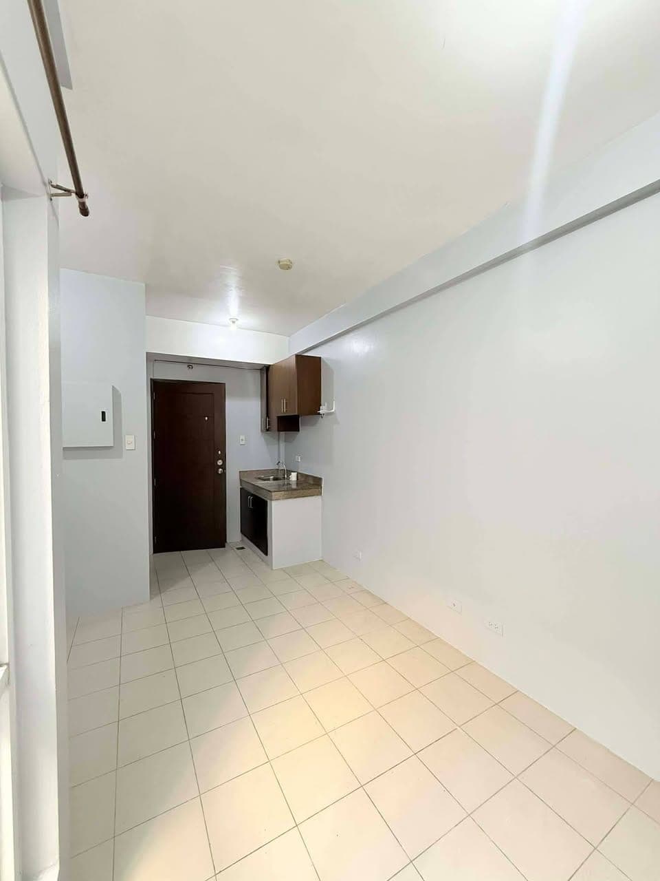 Studio type Bare Unit For Rent in Brgy Tejeros Makati City Very Near to Makati City Hall, Ayala Circ... - photo 4