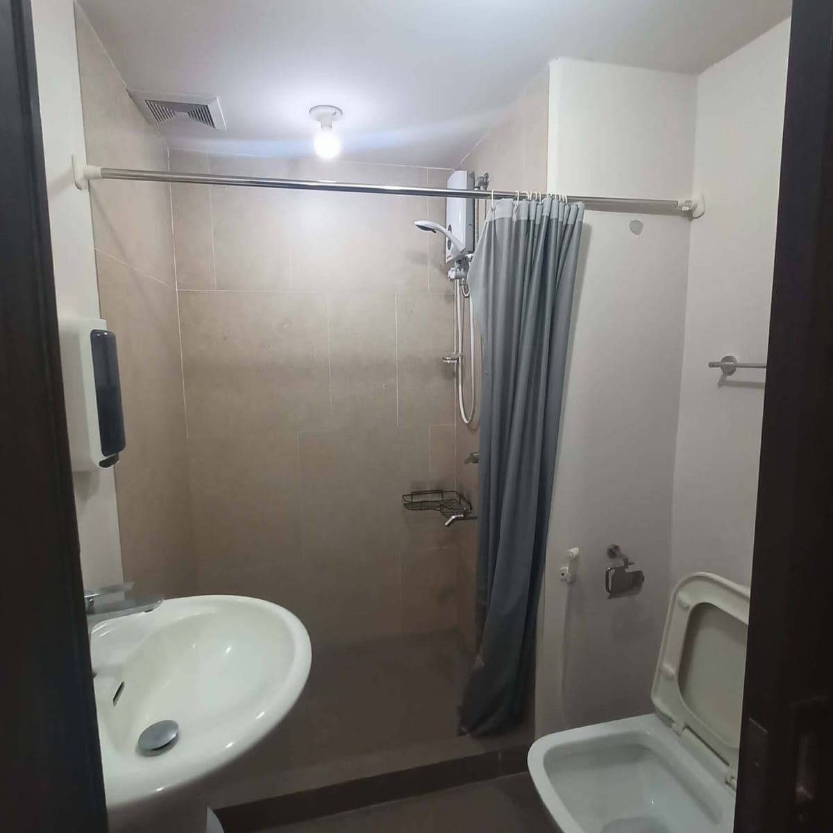 FOR LEASE: 1BR Furnished Unit at The Rise Makati - photo 5