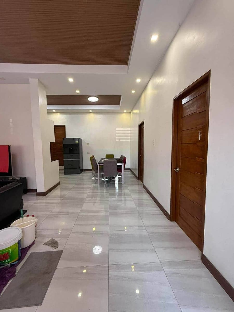 Bungalow w/ 3 bedrooms  +  maid's room   1 covered garage - photo 1