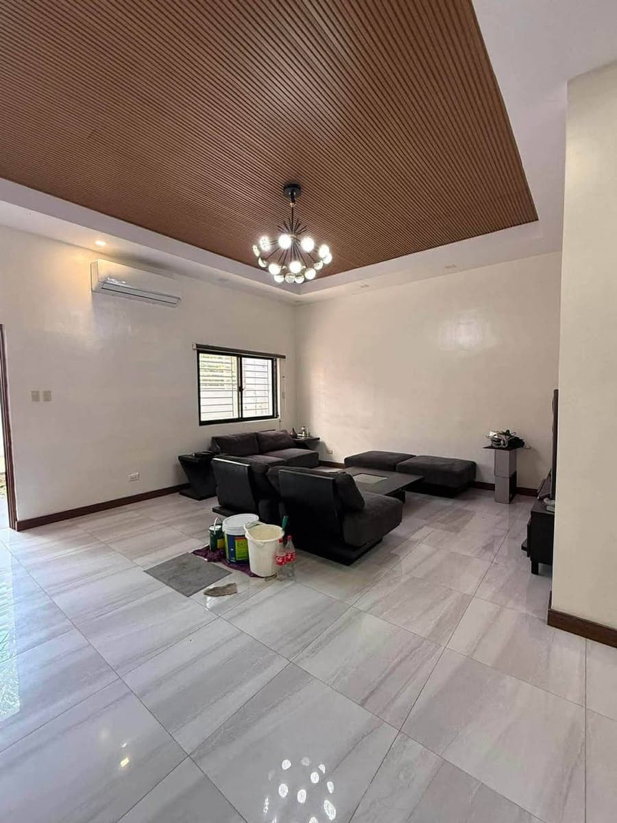Bungalow w/ 3 bedrooms  +  maid's room   1 covered garage - photo 2