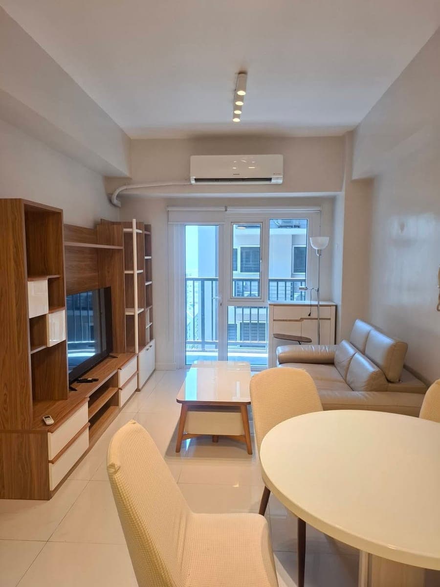 1BR Big Cut Corner Unit w/ Balcony - photo 2