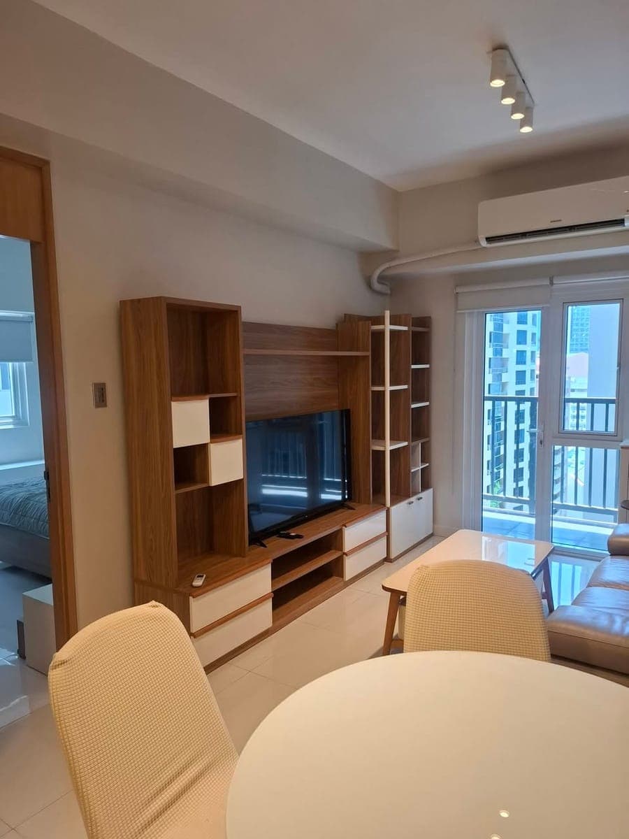 1BR Big Cut Corner Unit w/ Balcony - photo 3