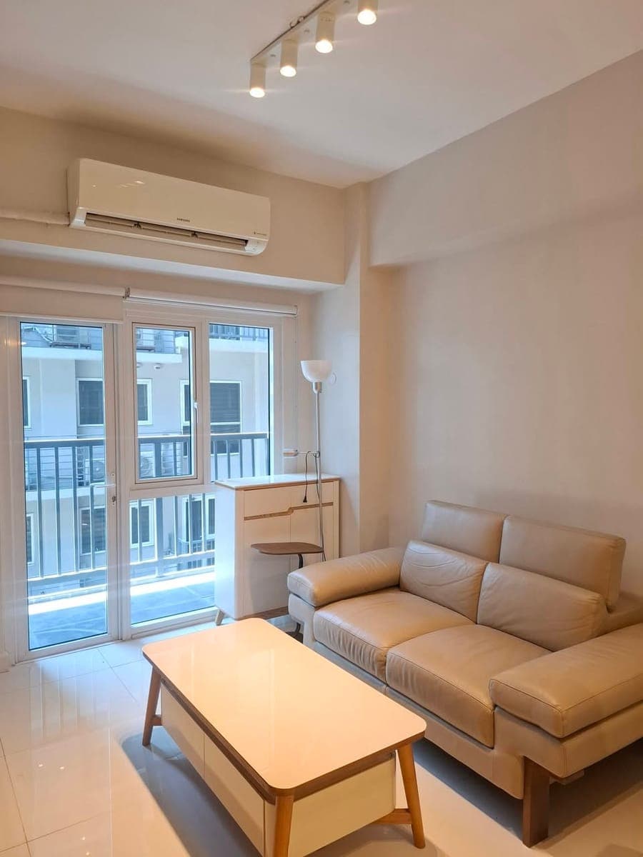 1BR Big Cut Corner Unit w/ Balcony - photo 1
