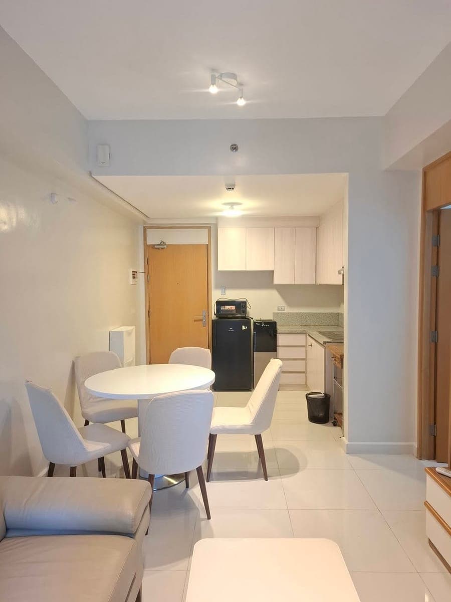 1BR Big Cut Corner Unit w/ Balcony - photo 4