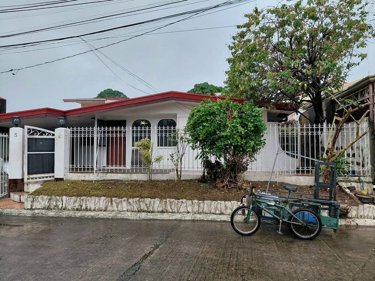 House for rent inside pilar village (Bungalow house) - photo 1
