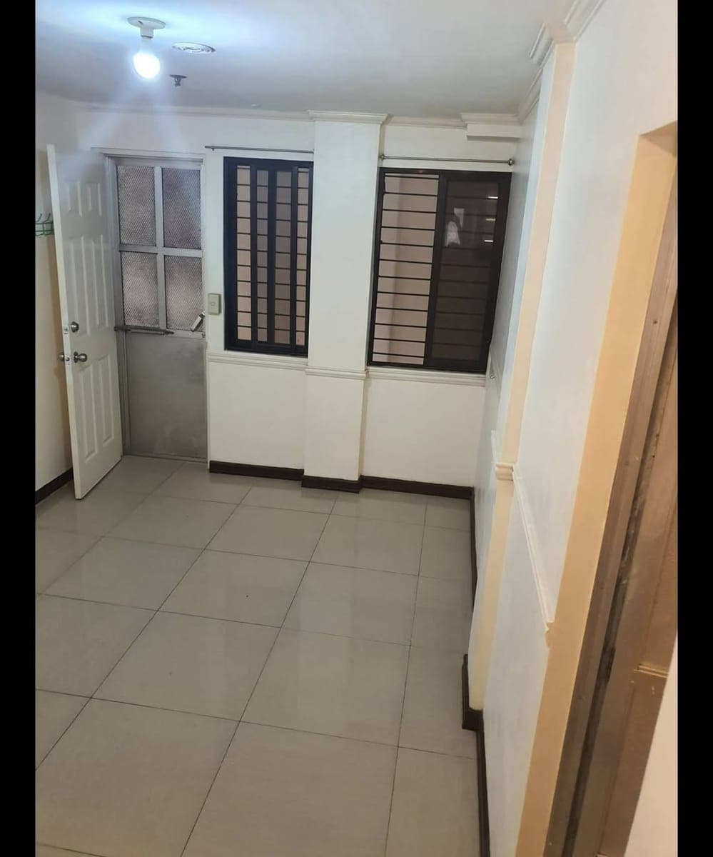 Room for rent in brgy bangkal studio type own cr and kitchen near edsa and magallanes 1 ride to ayala... - photo 1