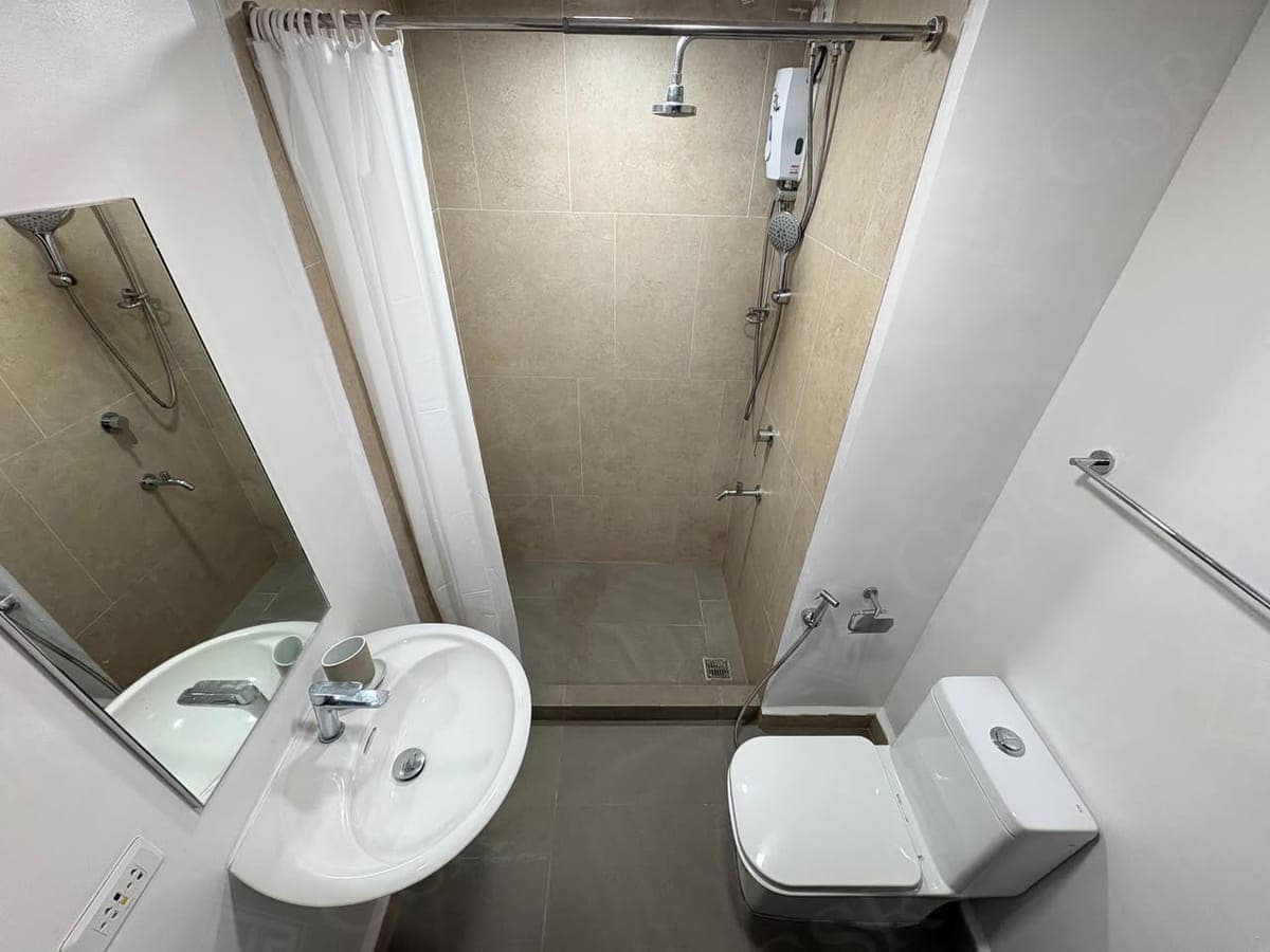 **Fully Furnished One Bedroom Unit For Lease at The Rise Makati ** - photo 1