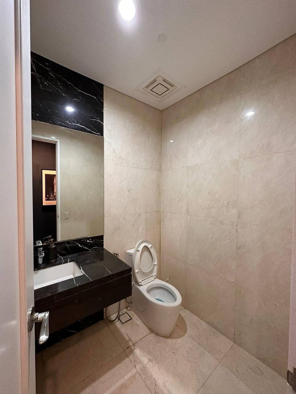 🏡For Rent/Lease Trump Tower Makati City - photo 1