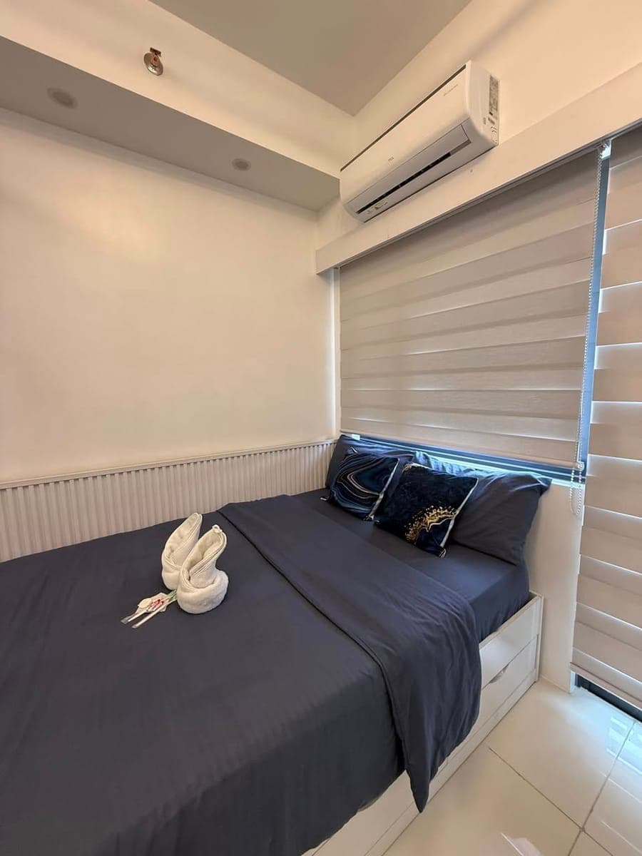 Fully furnished unit on the 10th floor. - photo 1
