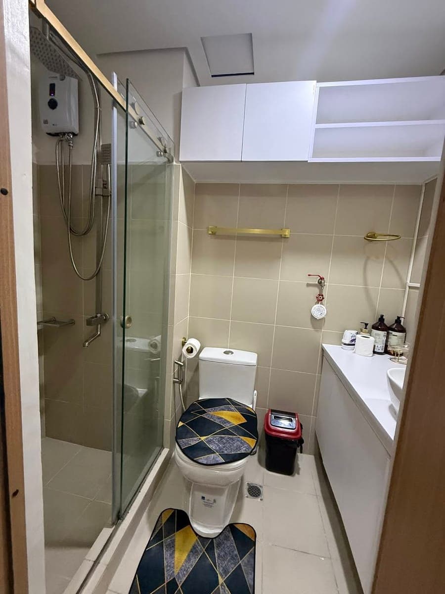 Fully furnished unit on the 10th floor. - photo 2