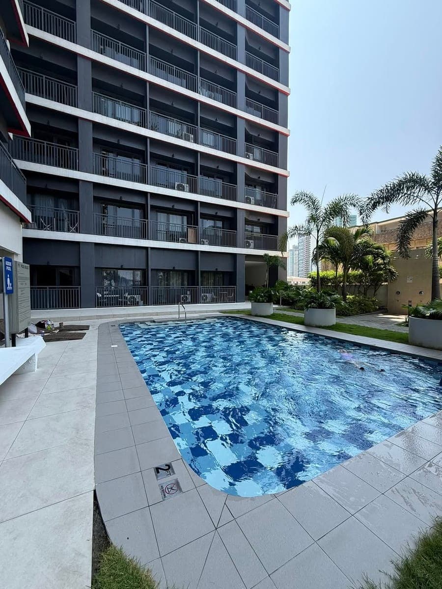 Fully furnished unit on the 10th floor. - photo 4