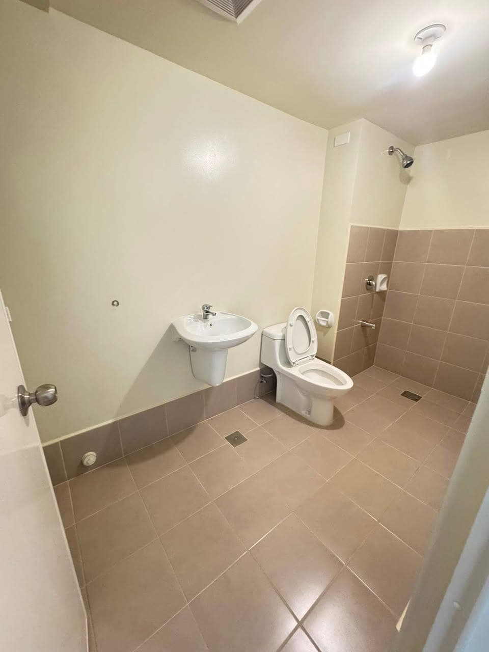 BRANDNEW !!!1bedroom at Avida Cloverleaf Near Ayala Clovermall / Affordable condo  !!! - photo 2