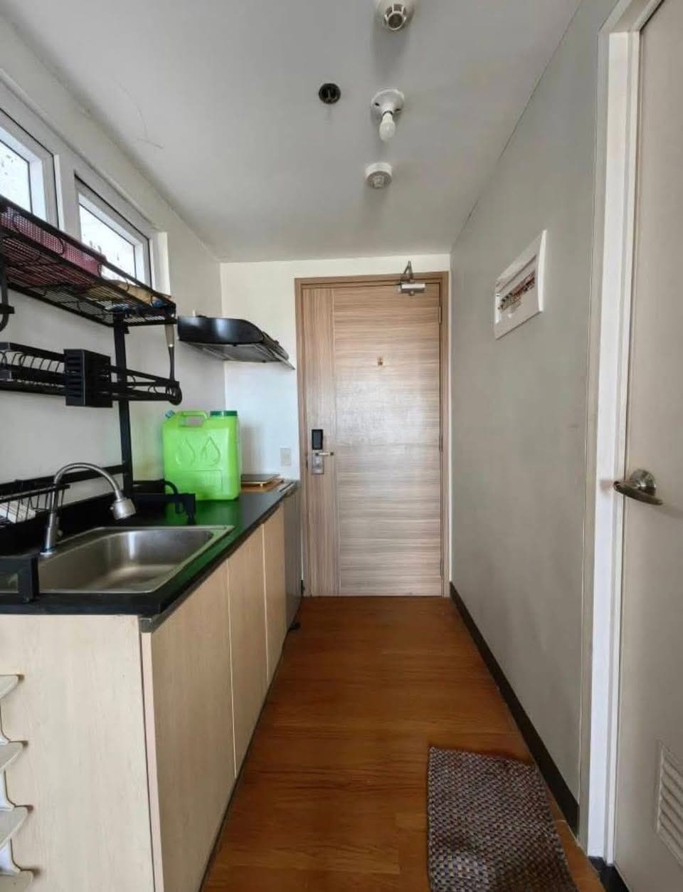 Semi-Furnished Studio unit FOR RENT - photo 1