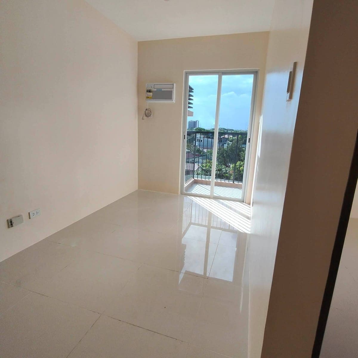 🏡 1-BEDROOM WITH BALCONY FOR RENT — ₱18,000/MONTH! - photo 5