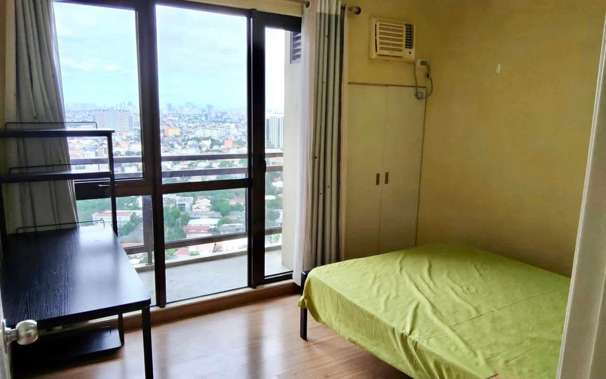 For Lease 2br w/ balcony and parking in Salcedo Makati - photo 1