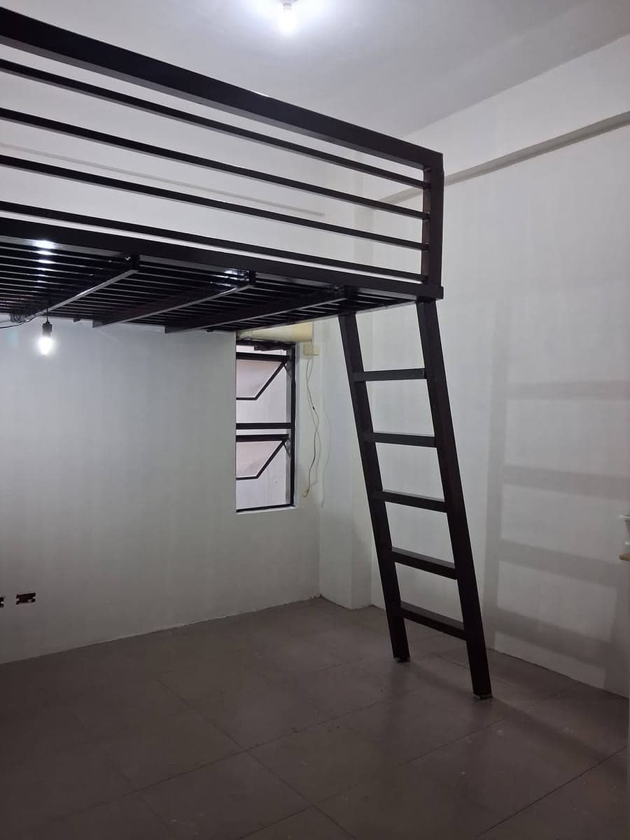 Studio with loft and own T/B for Rent - photo 1
