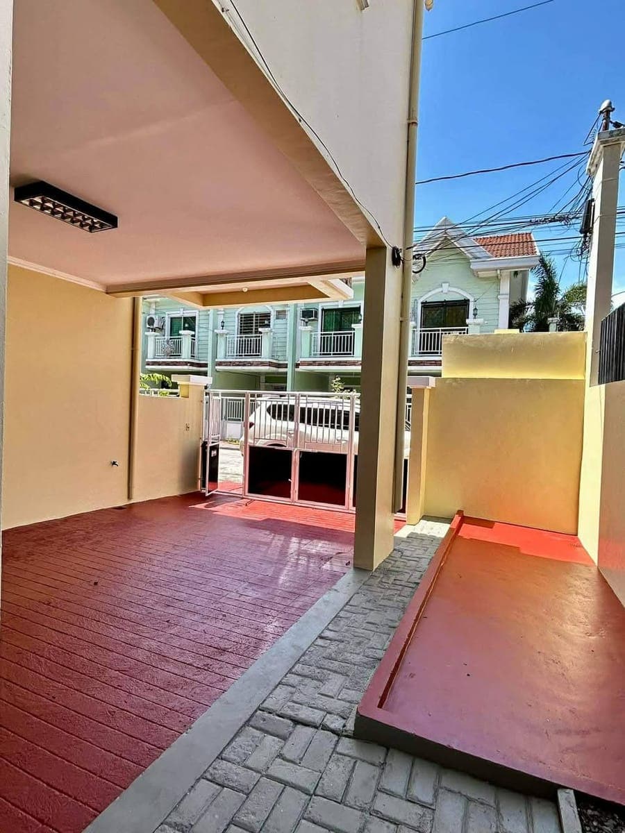 NEWLY RENOVATED Corner Lot Townhouse For RENT/ LEASE - photo 5