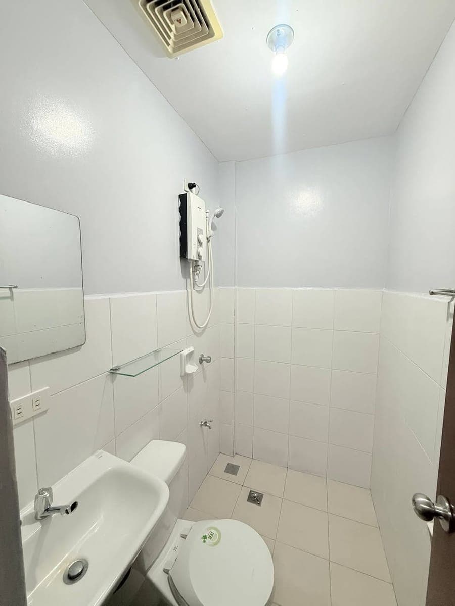 Studio type Semi Furnished For Rent in Brgy Tejeros Makati City Very Near to Makati City Hall, Ayala... - photo 5