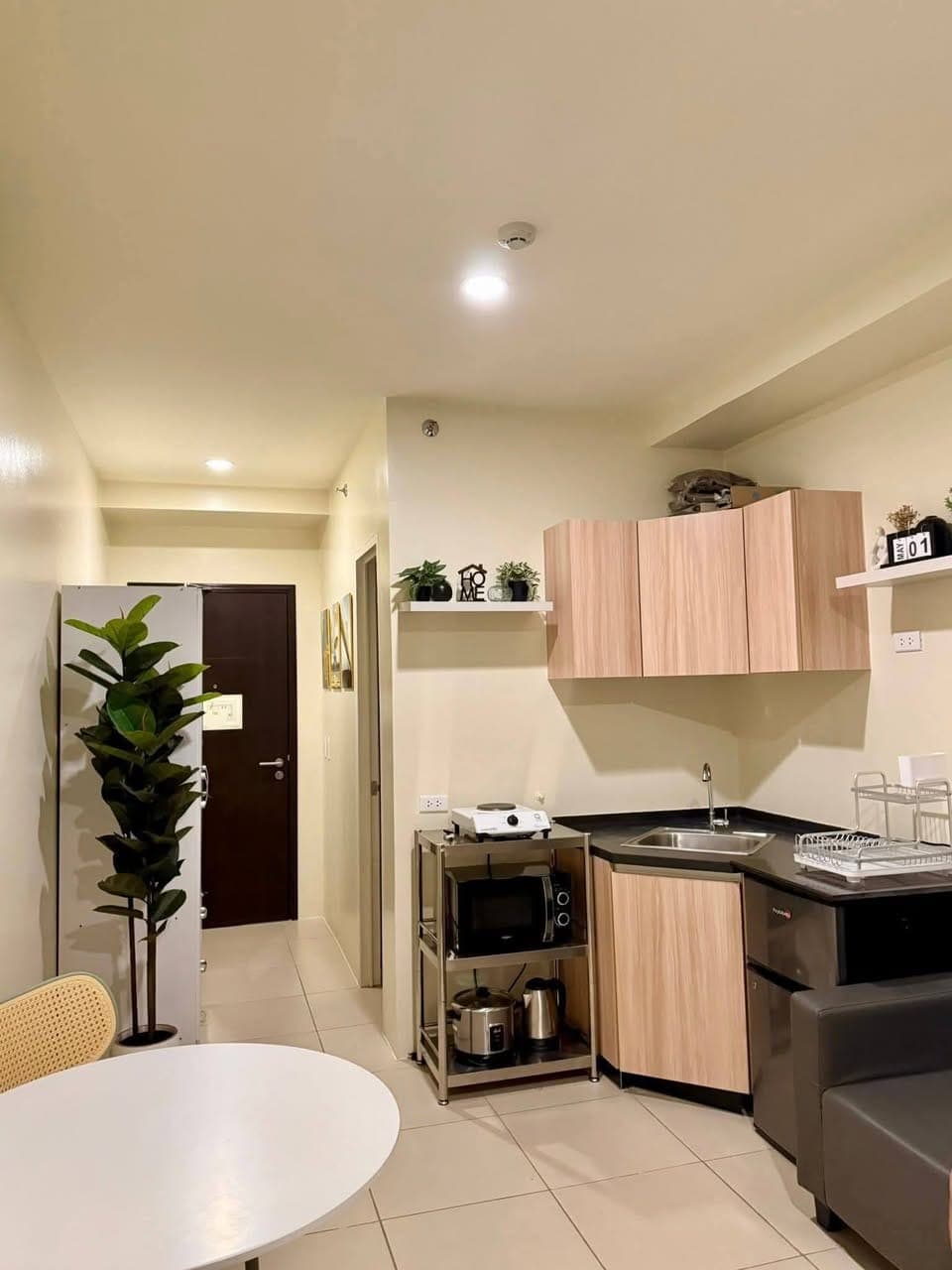 FOR RENT: ₱17,000 inclusive assoc dues - photo 2