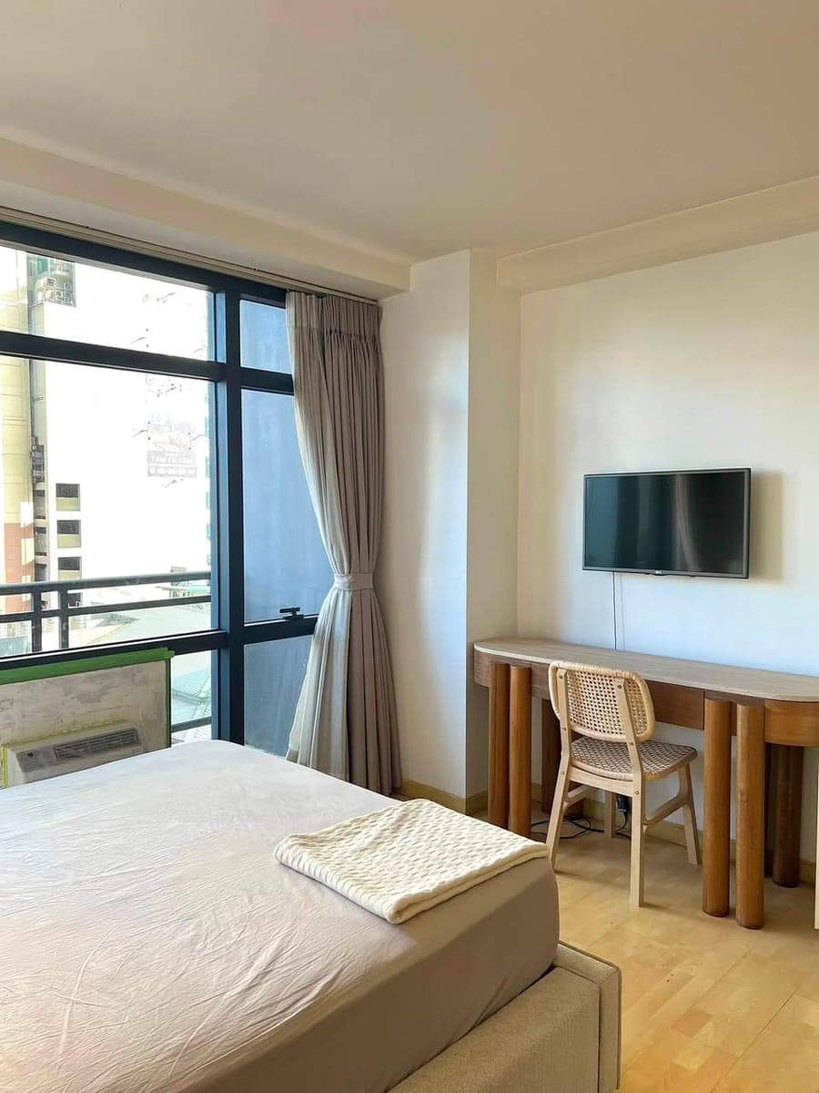 For Rent / Lease: Furnished Studio with Balcony – The Gramercy Residences, Makati - photo 2
