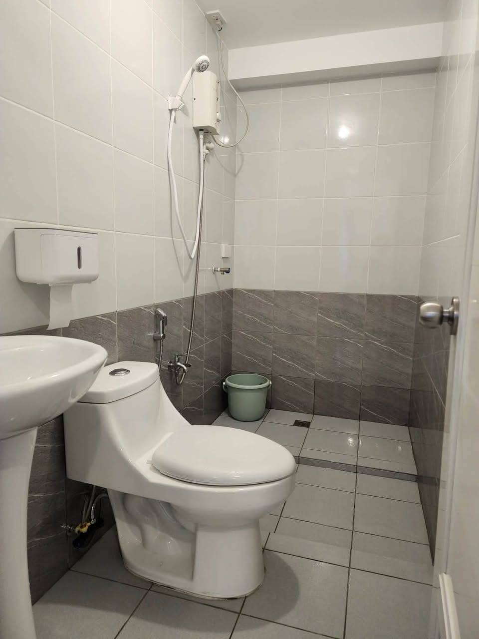 𝗙𝗢𝗥 𝗥𝗘𝗡𝗧 Condo Unit at Victoria De Morato - photo 3