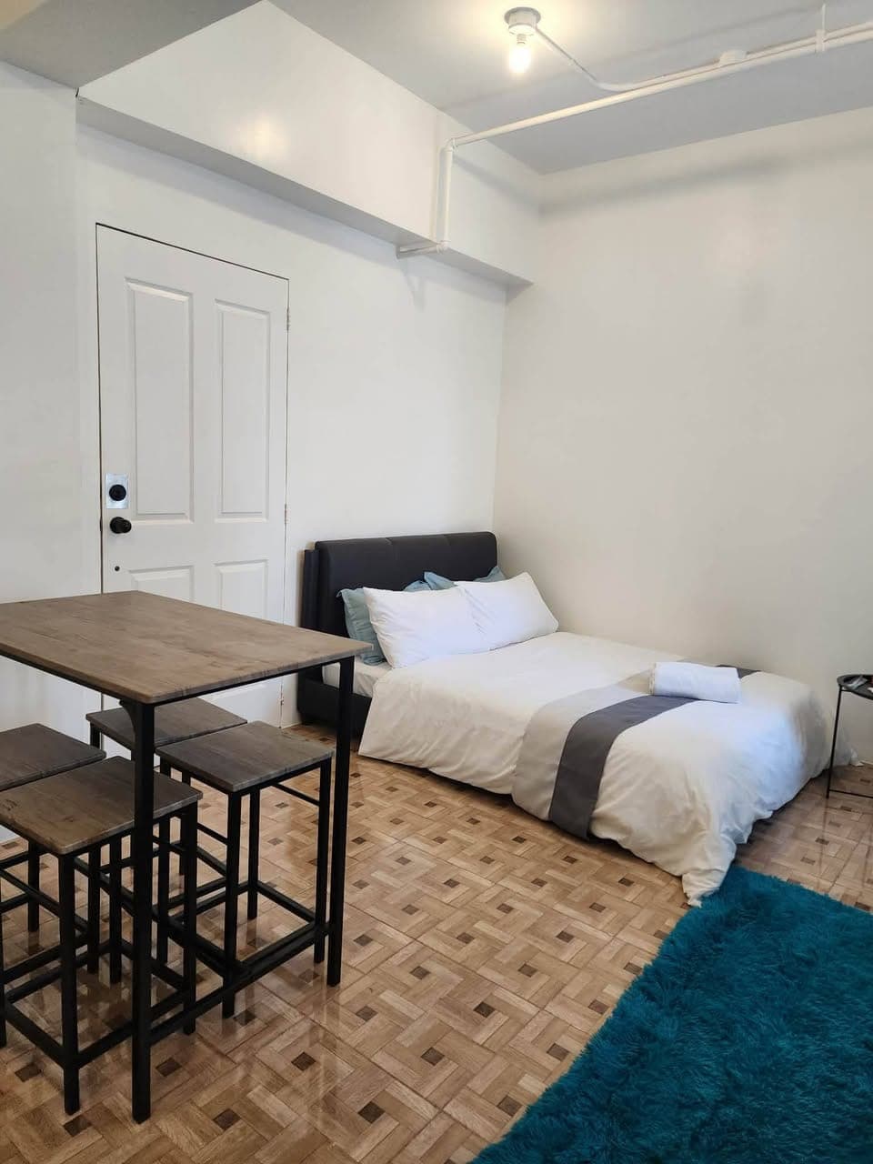 𝗙𝗢𝗥 𝗥𝗘𝗡𝗧 Condo Unit at Victoria De Morato - photo 1