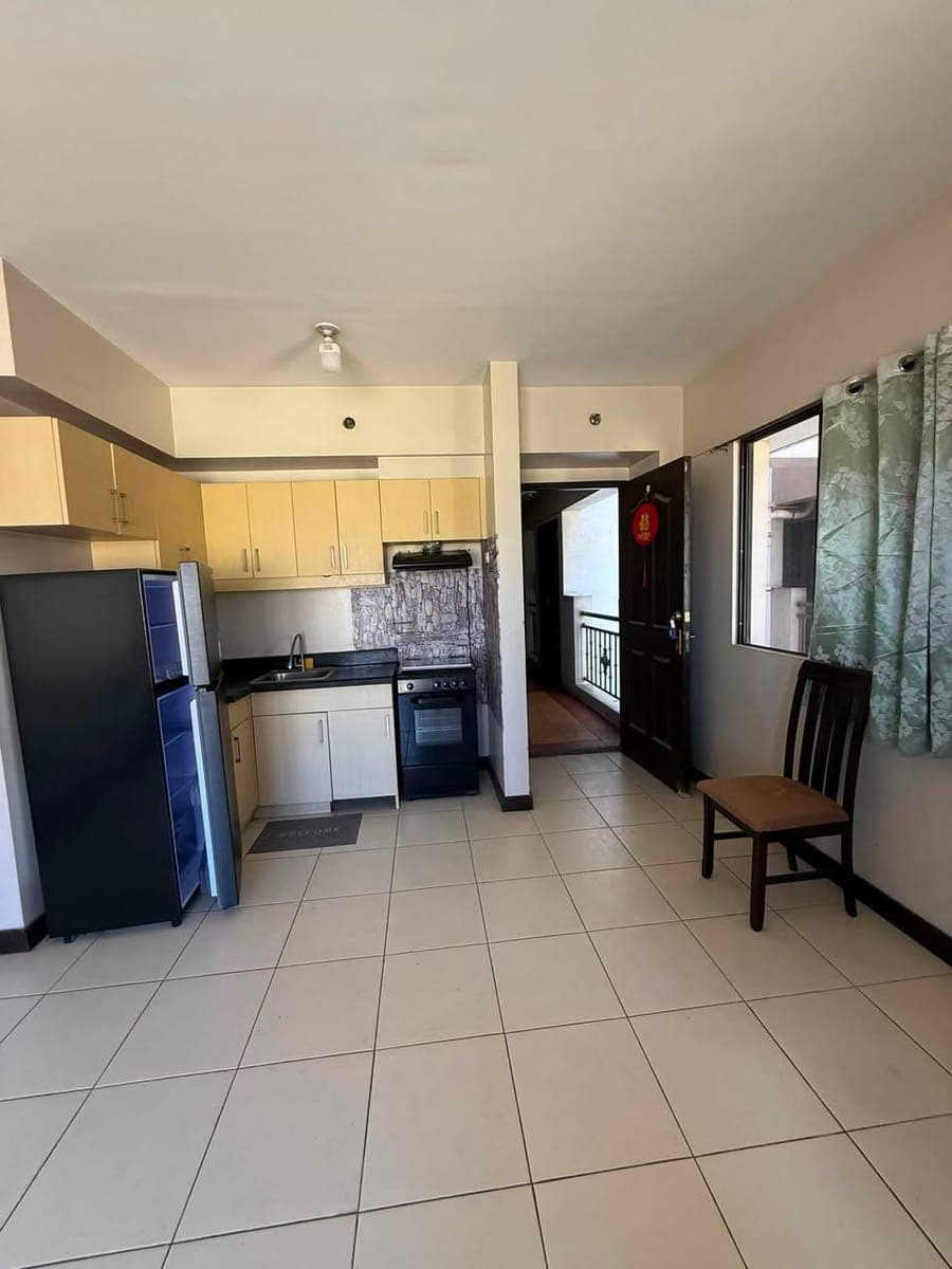 For rent: 2br w/ balcony - photo 2