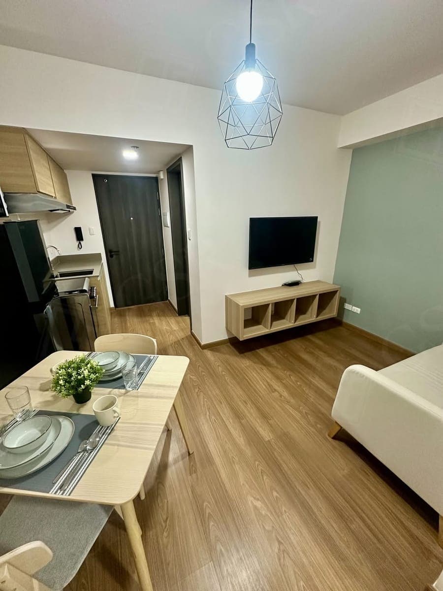 **Fully Furnished One Bedroom Unit with Balcony For Lease at The Rise Makati ** - photo 1