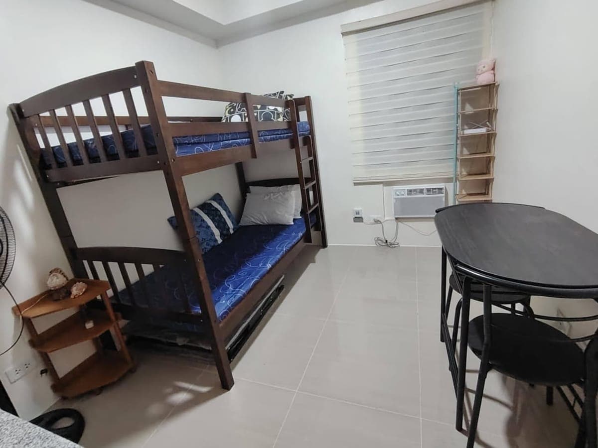 For rent condo unit. studio type. in front of Mrt. walking distance Farmers  Cubao. Furnished. 15k - photo 3