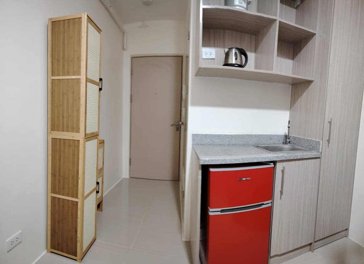 For rent condo unit. studio type. in front of Mrt. walking distance Farmers  Cubao. Furnished. 15k - photo 1