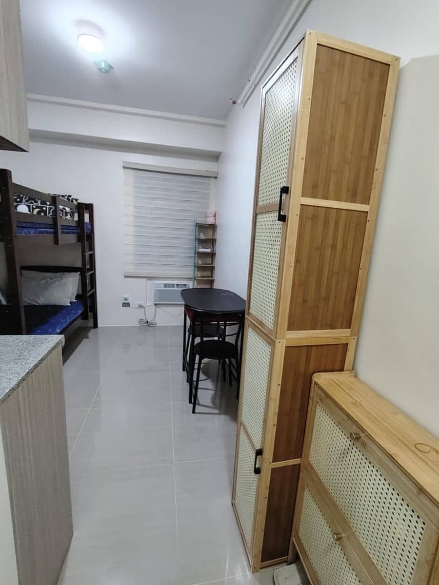 For rent condo unit. studio type. in front of Mrt. walking distance Farmers  Cubao. Furnished. 15k - photo 2