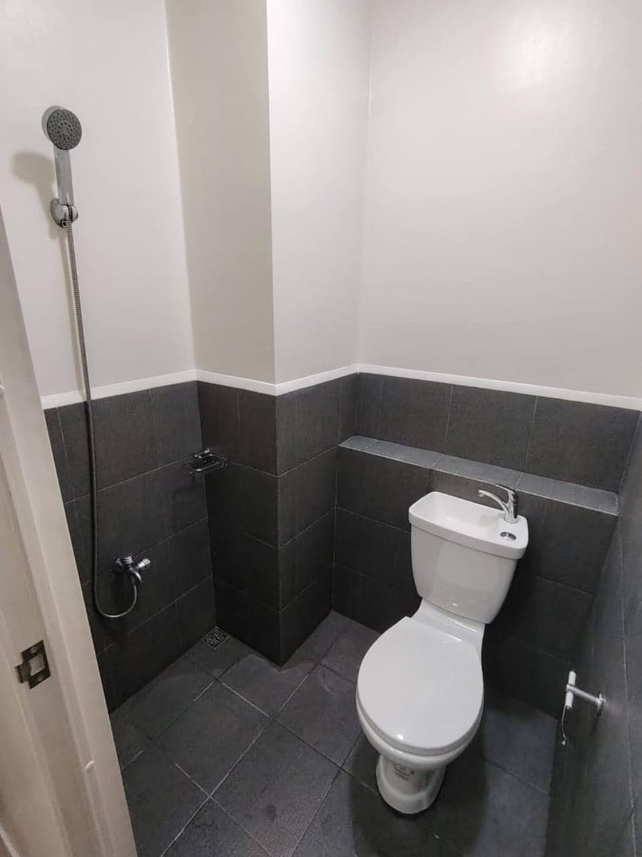 For rent condo unit. studio type. in front of Mrt. walking distance Farmers  Cubao. Furnished. 15k - photo 4