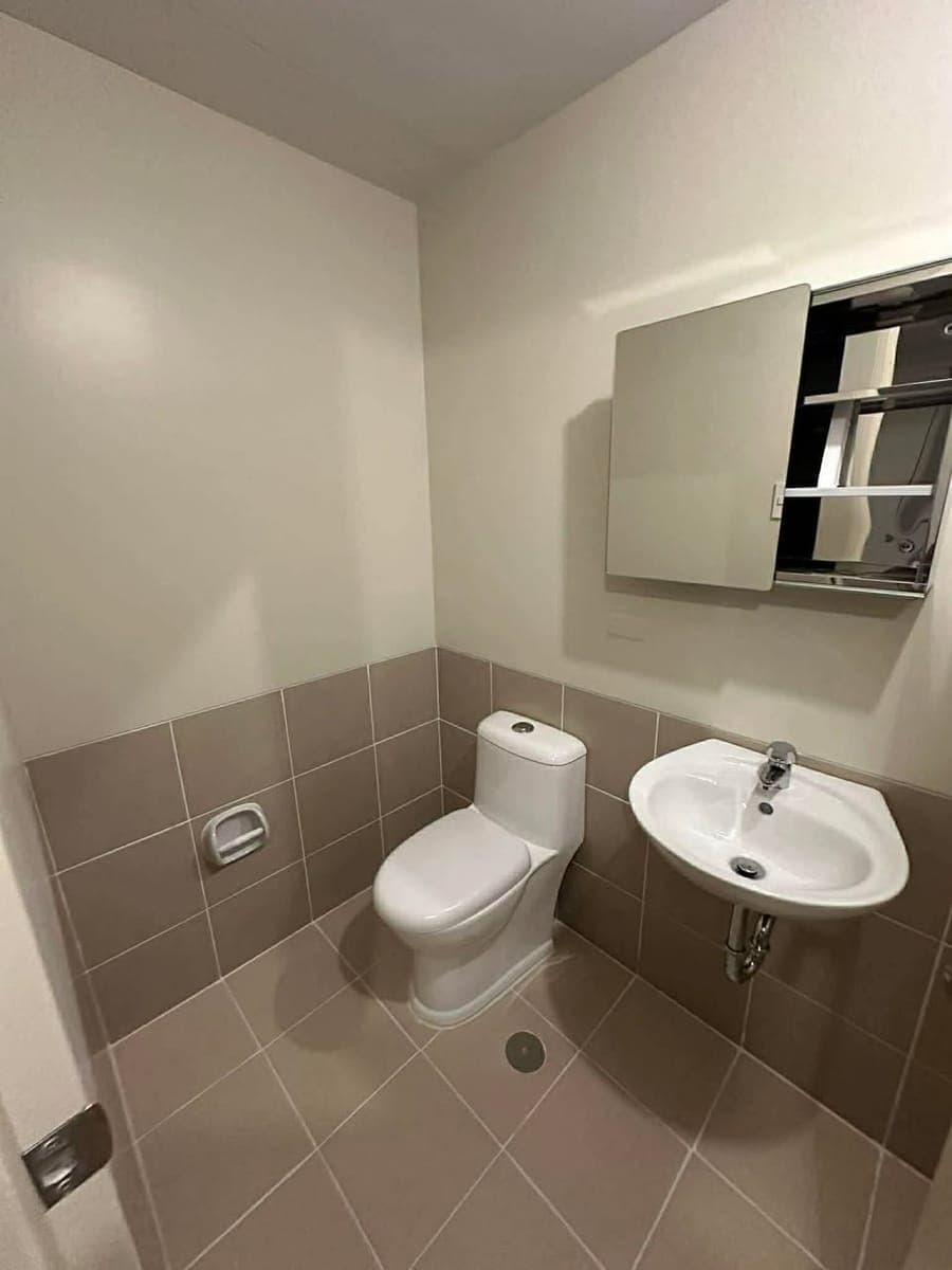UNIT WITH PARKING FOR LEASE🥳 - photo 2