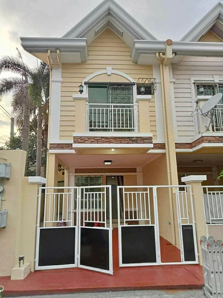 NEWLY RENOVATED Corner Lot Townhouse For RENT/ LEASE - photo 2