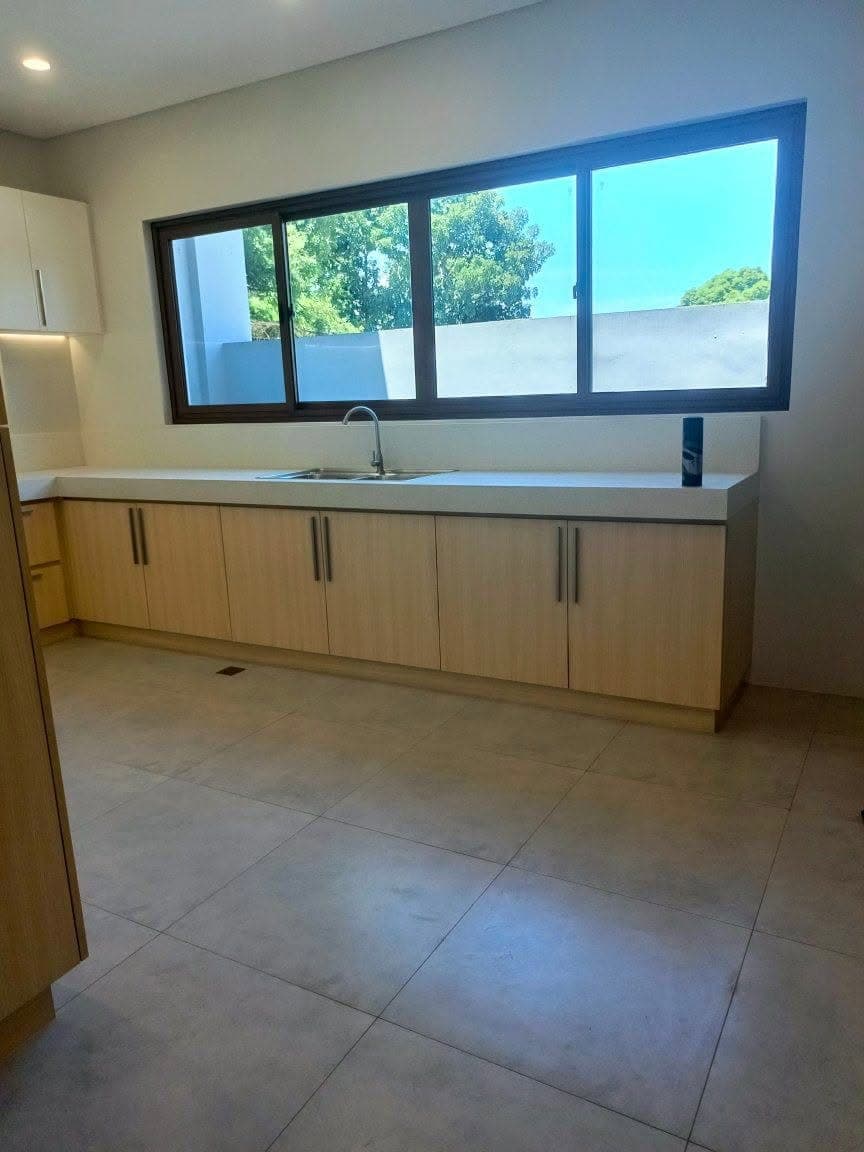 house for rent 3bedrooms 2carpark 3cr furnished 50k brand new  location Dona Josefa village Almanza uno - photo 2