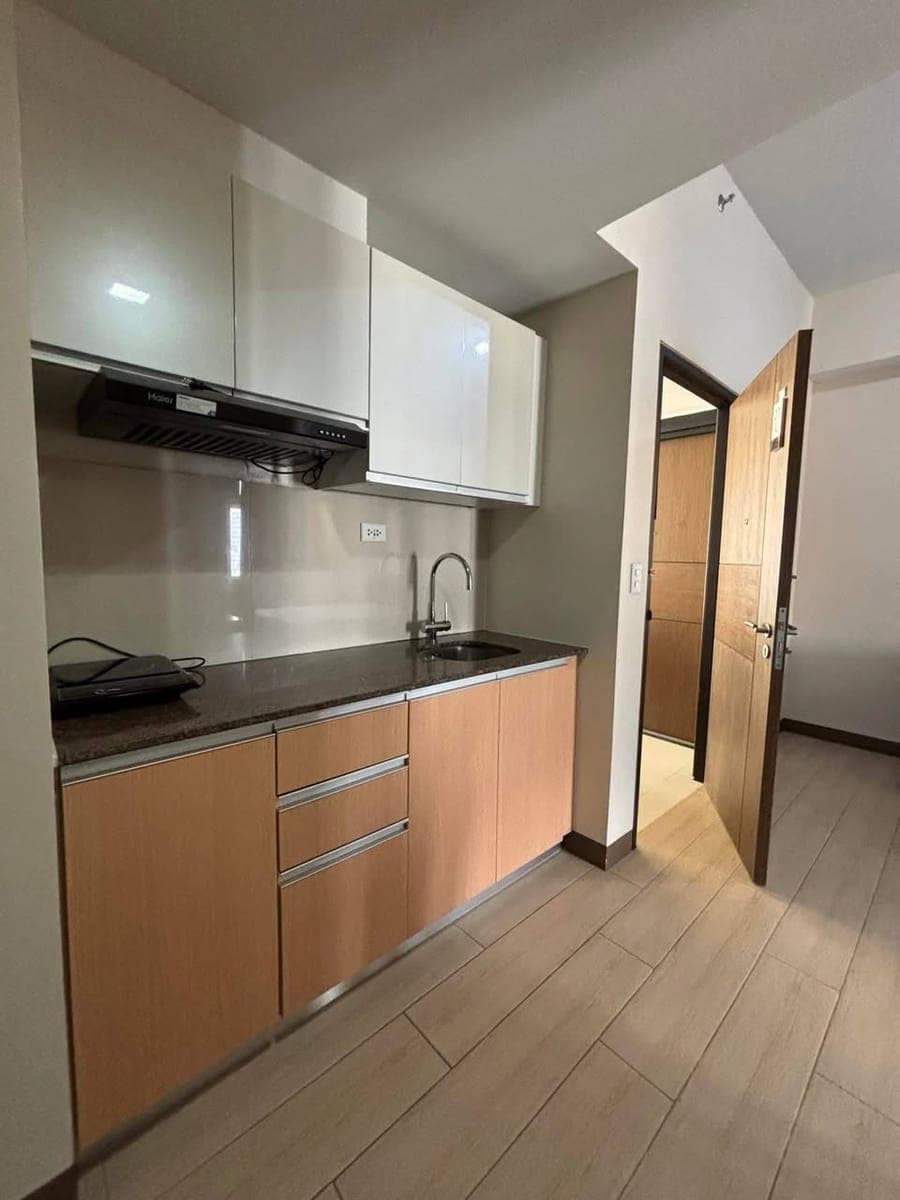 FOR LEASE (avail July) - photo 3