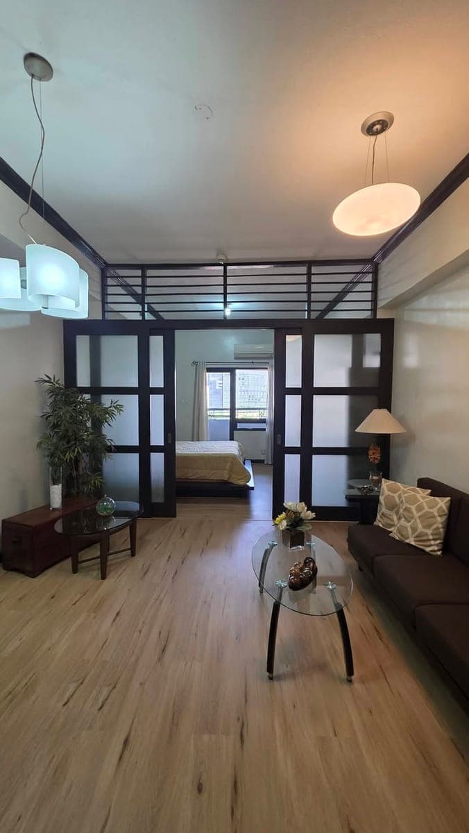 FOR RENT: 1BR Big Cut Condo Unit w/ balcony - photo 1