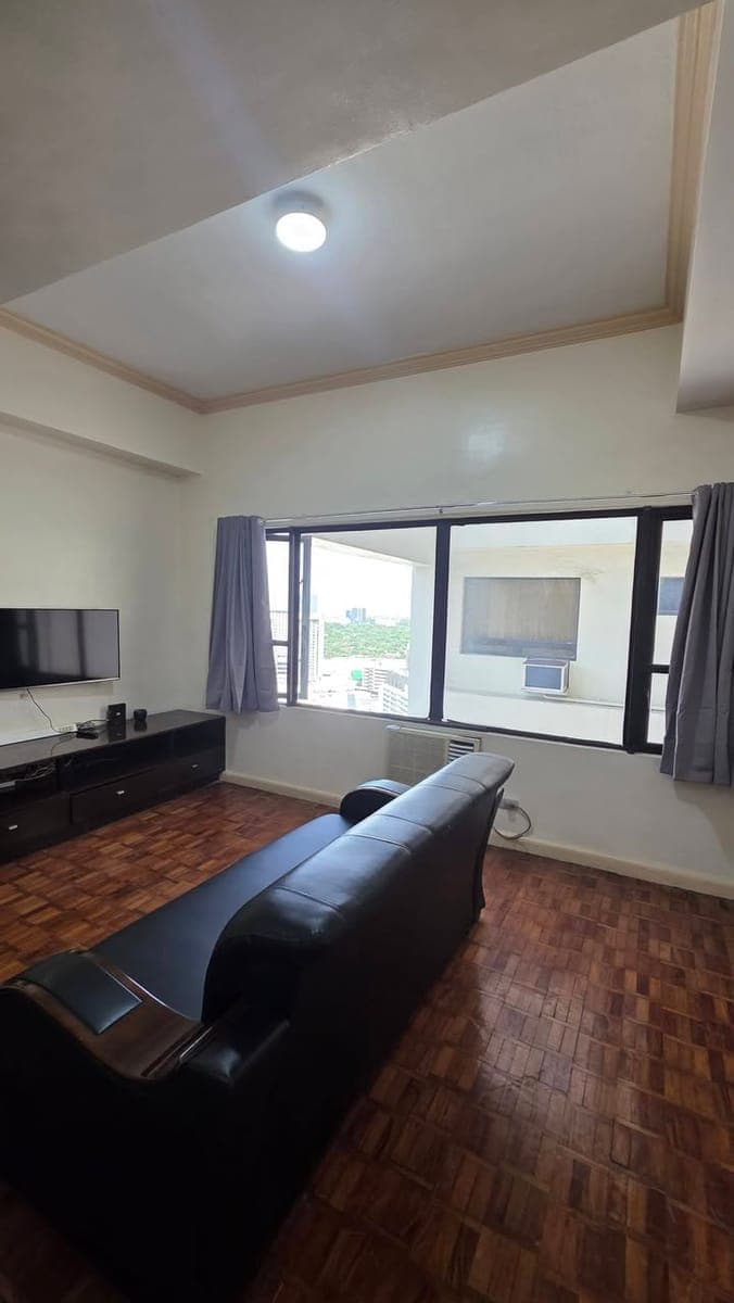 FOR RENT: 1BR Big Cut Corner  Unit w/ balcony - photo 1