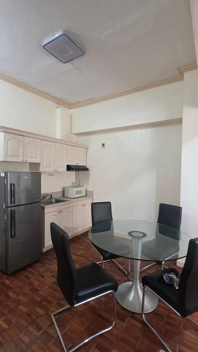 FOR RENT: 1BR Big Cut Corner  Unit w/ balcony - photo 4