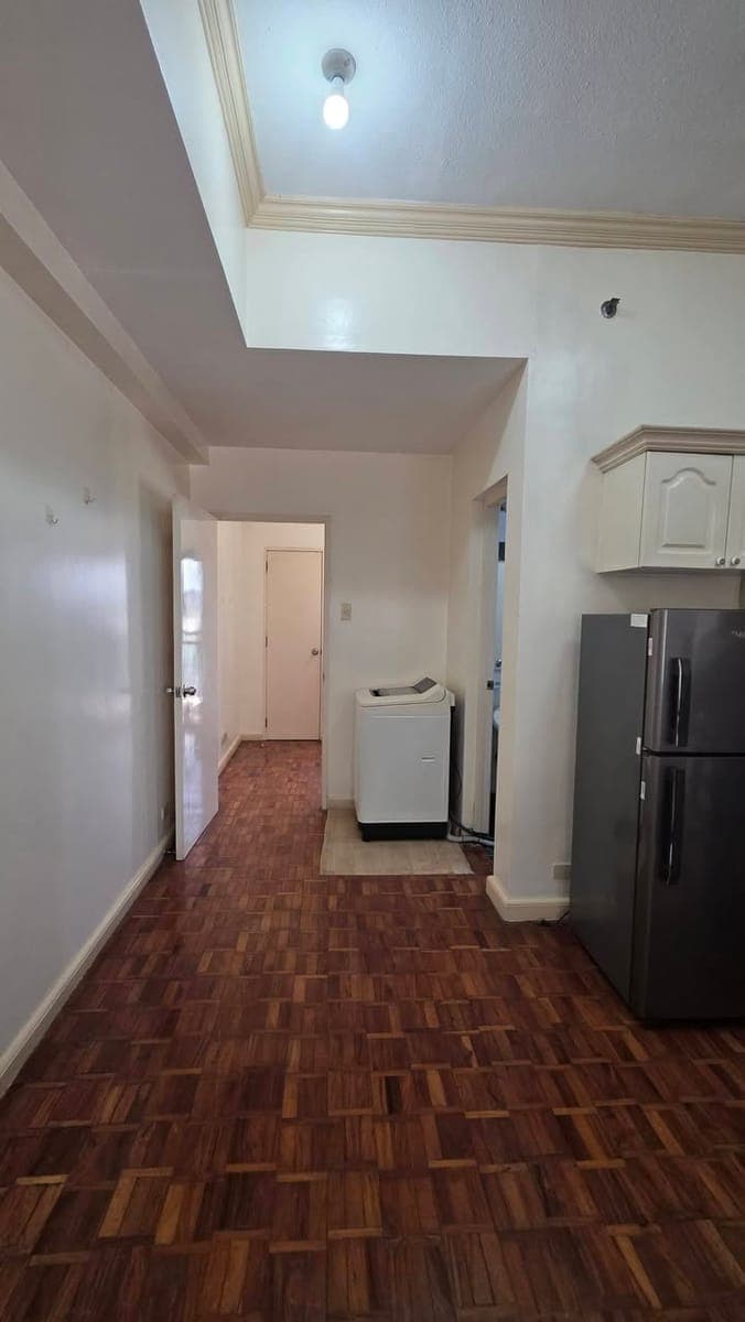 FOR RENT: 1BR Big Cut Corner  Unit w/ balcony - photo 5