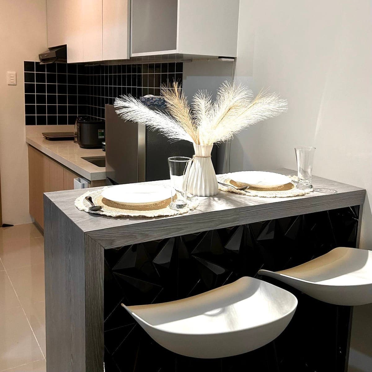 Available longterm for rent 1br fully furnished with balcony Tower 2 DM for actual unit viewing sche... - photo 1