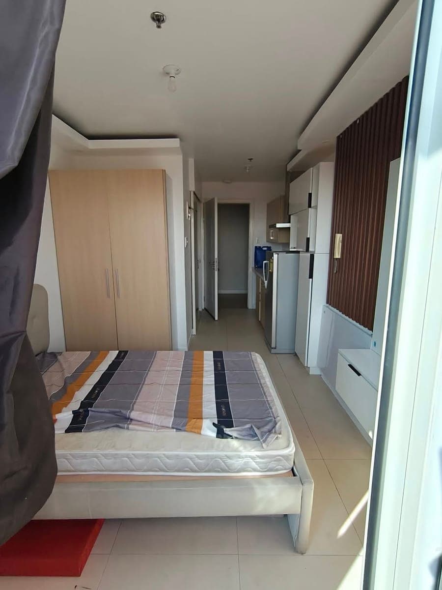 FOR RENT – Penthouse Studio Unit�📍 Ever Gotesco Commonwealth – at the back of the mall�🏢 The Resid... - photo 2