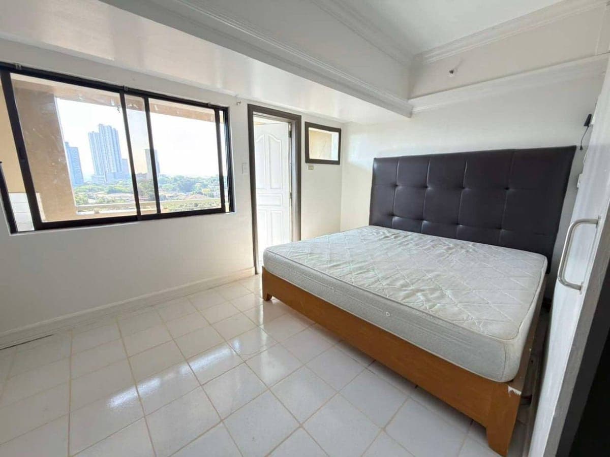 𝐅𝐎𝐑 𝐑𝐄𝐍𝐓: Big Cut 1BR Condominium with parking at Xavierville Square Condominium, Quezon City - photo 1