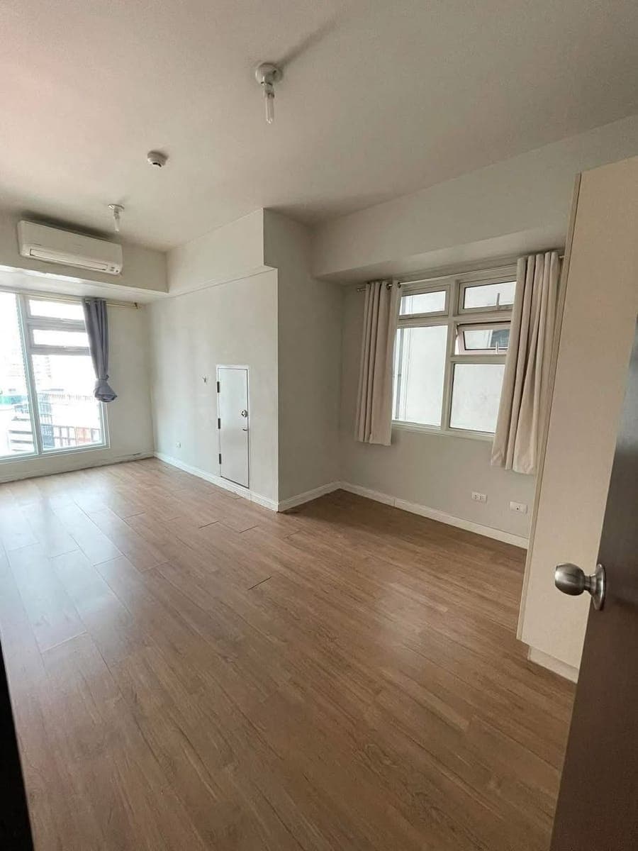 FOR RENT – Kroma Tower, Makati City 🏙 - photo 1