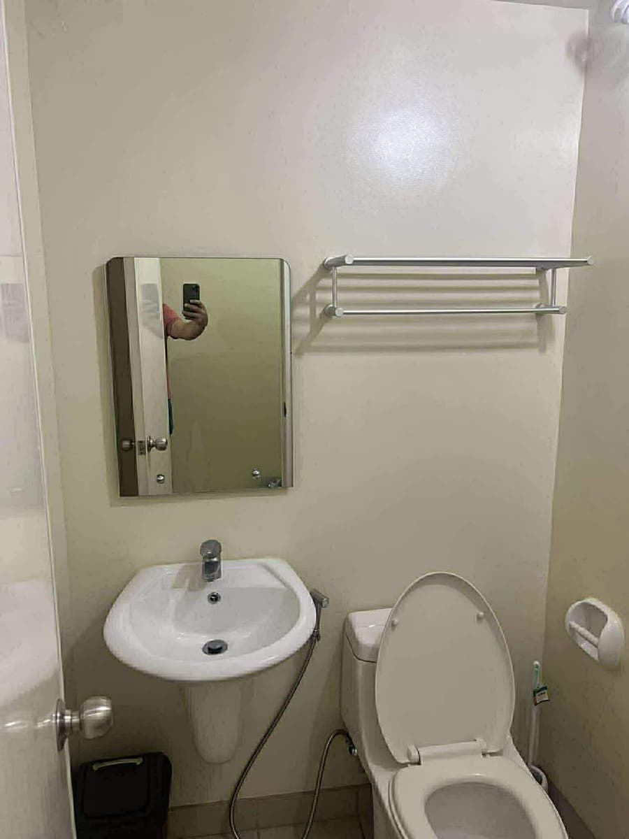 FOR RENT  WALKING DISTANCE TO AYALA MALLS CLOVERLEAF - - photo 3