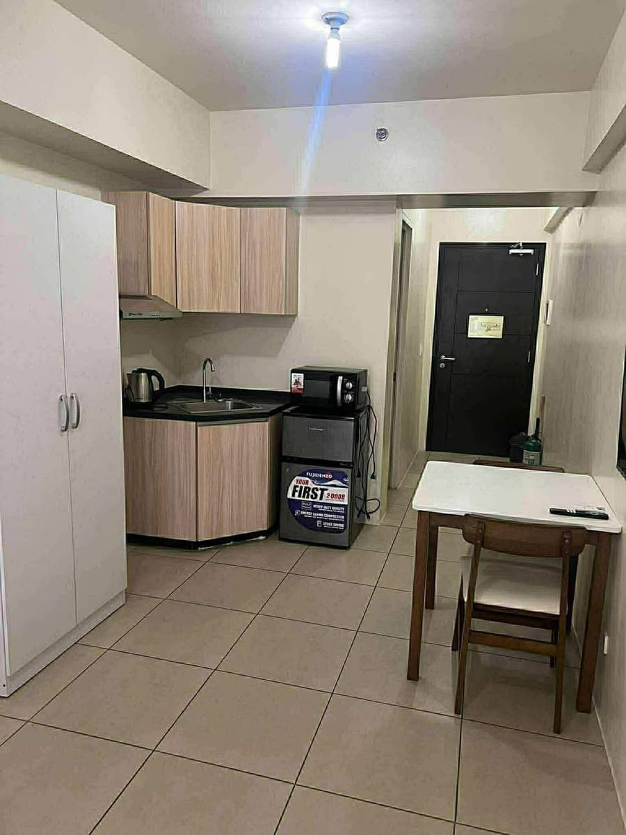 FOR RENT  WALKING DISTANCE TO AYALA MALLS CLOVERLEAF - - photo 1