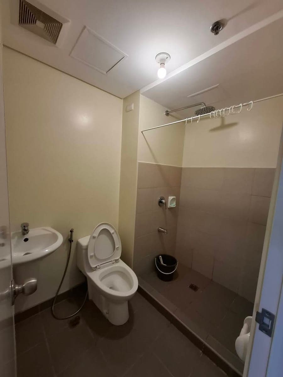 CONDO & PARKING FOR RENT - photo 3