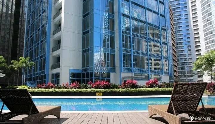 One Bedroom w Balcony - Maids Room Condo Unit for Rent in Two Central Makati - photo 1