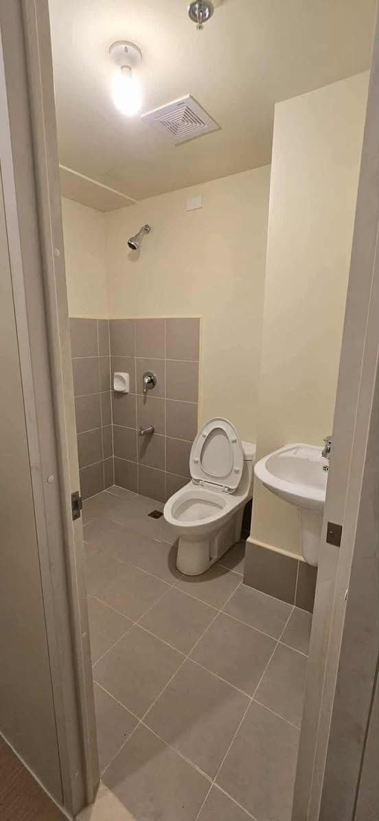 Jr Bedroom for Rent- 22.4sqm - Bare Unit - Never been rented - photo 2